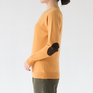 クルーネックエルボーパッチセーター（HARVEST GOLD）身長162cm