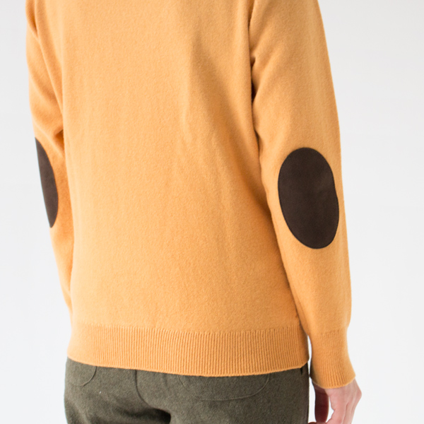 クルーネックエルボーパッチセーター（HARVEST GOLD）身長162cm