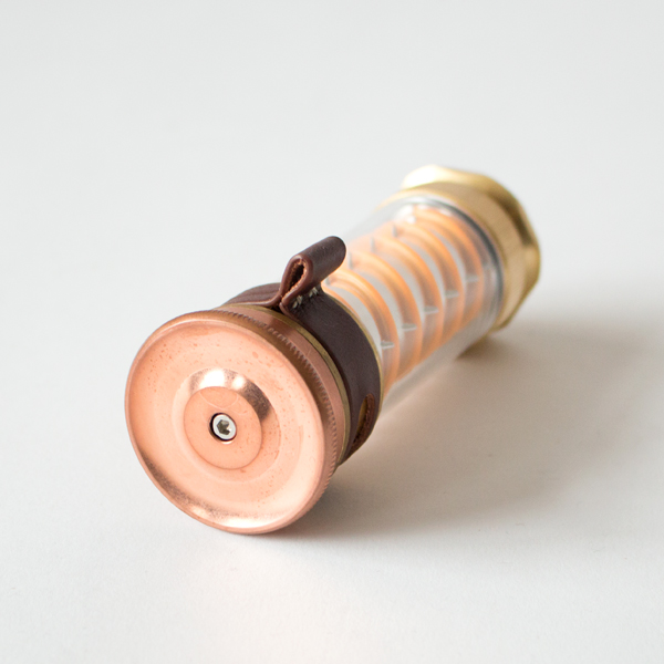 素材の良さを引き立て合うレザーハンドルとカッパーの土台（※BRASSは底面に磁石を内蔵していません）