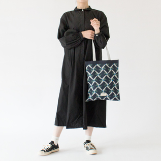 シンプルなコーディネートのアクセントに（SPOTLIGHT（NAVY））
