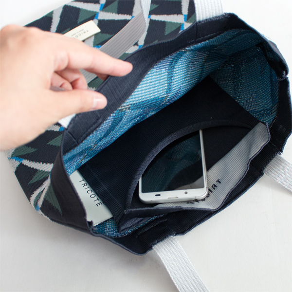 カバー付きのフラップポケットは貴重品入れとして(SPOTLIGHT(NAVY)) カバー付きのフラップポケットは貴重品入れとして(SPOTLIGHT(NAVY))