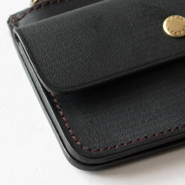 ステッチはレザーと色を変えてポイントに（BLACK）