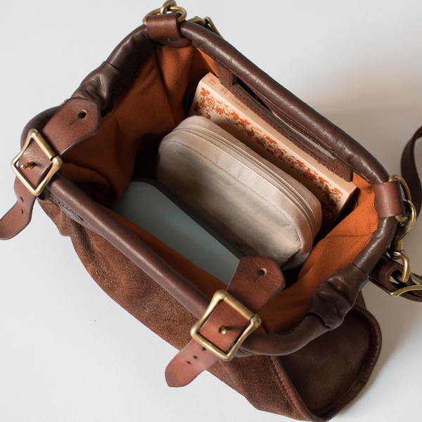 荷物を入れた様子(BROWN)