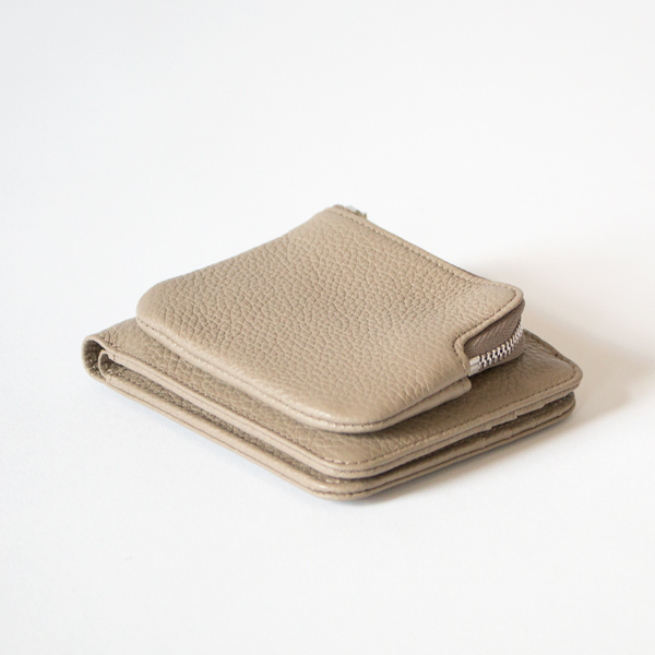 コインポケットが表についた2つ折りタイプ(ALMOND GRAY)