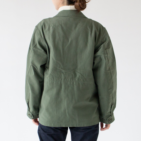 内側のウエストスピンドルでシルエットに変化をつけられます(OFFICER)