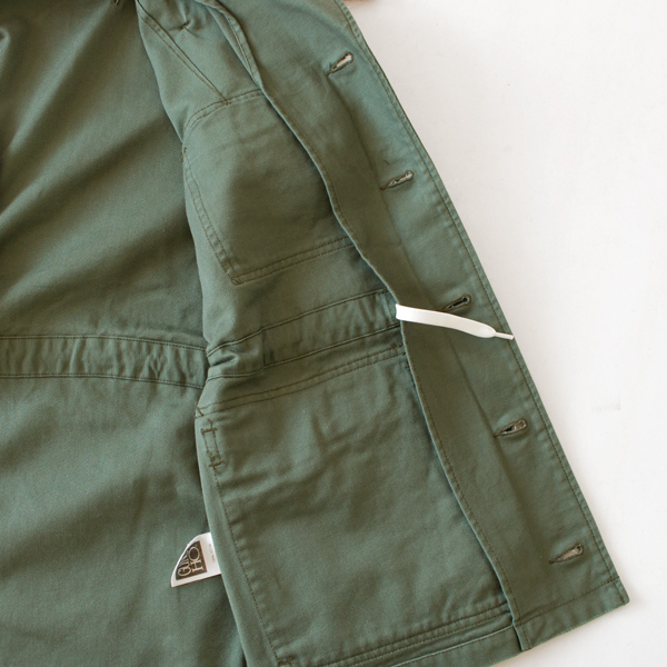 内側のウエストスピンドルでシルエットに変化をつけられます(OFFICER)