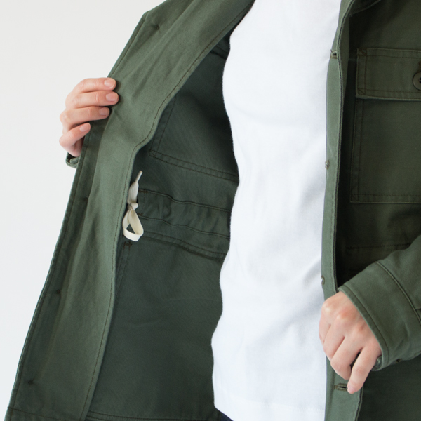 内側のウエストスピンドルでシルエットに変化をつけられます(OFFICER)