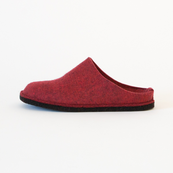 弓なりになった爪先の形状はつまずきにくくなっています