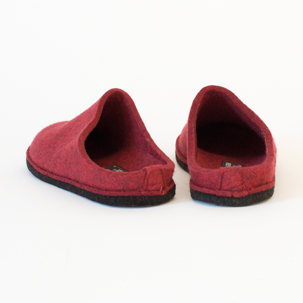 人間工学に基づいて作られた立体形状のフットベッドは足裏をしっかりと支えます