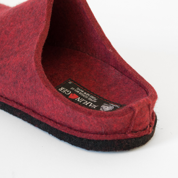 足入れ部分は甲が高い人も履けるようにゆったりとしています