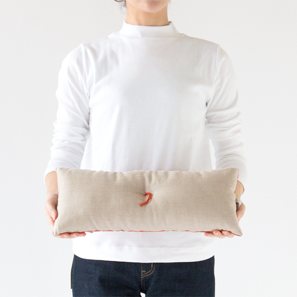 コンパクトな形なので、机の上でのお昼寝枕やドライブ中のクッションとして(carrot lape)