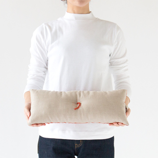 コンパクトな形なので、机の上でのお昼寝枕やドライブ中のクッションとして(carrot lape) コンパクトな形なので、机の上でのお昼寝枕やドライブ中のクッションとして(carrot lape)