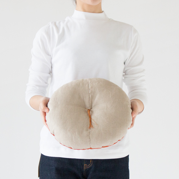 どんな空間にも使いやすい円形で、リビングでのリラックスタイムを癒してくれます(carrot lape)
