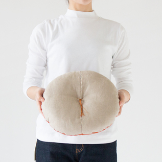 どんな空間にも使いやすい円形で、リビングでのリラックスタイムを癒してくれます(carrot lape) どんな空間にも使いやすい円形で、リビングでのリラックスタイムを癒してくれます(carrot lape)