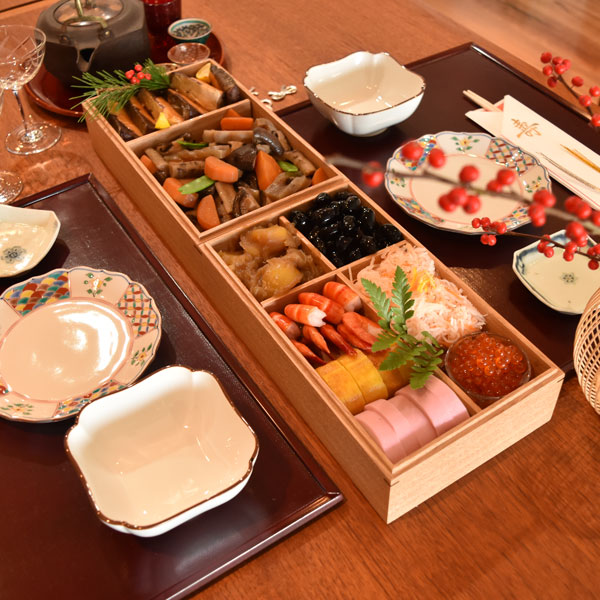横並びにするとどこに座っても料理が取りやすい形に。ハレの日を彩る重箱です