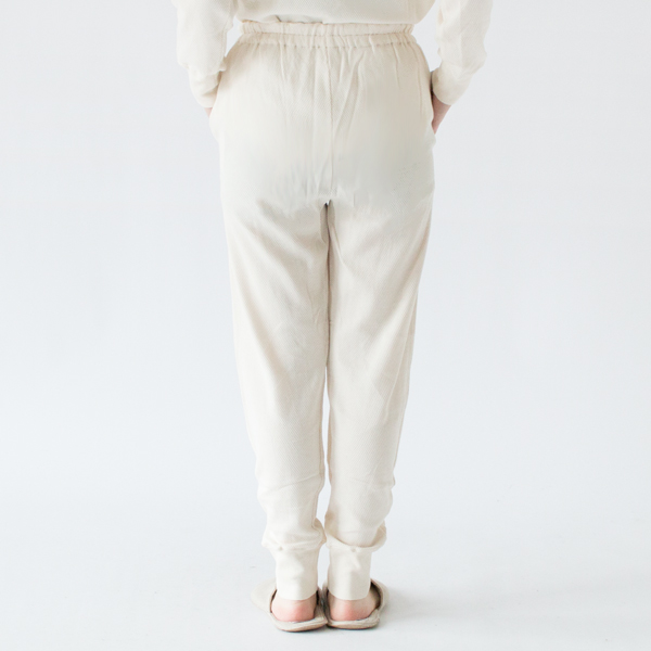 生成色、身長162cm