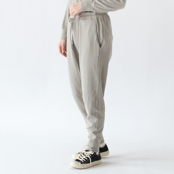 薄墨色、身長162cm