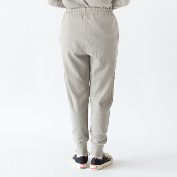 薄墨色、身長162cm