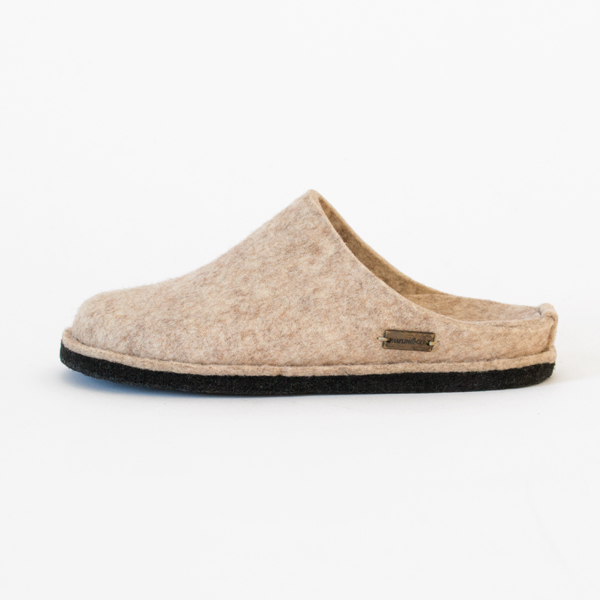 弓なりになった爪先の形状はつまずきにくくなっています