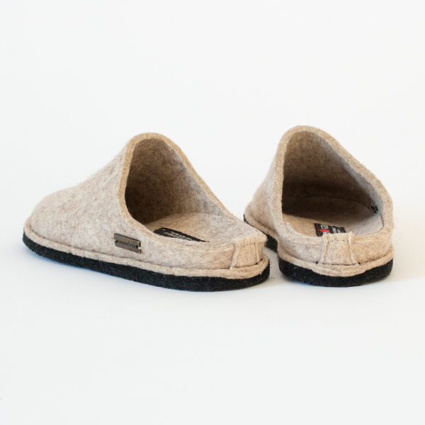 人間工学に基づいて作られた立体形状のフットベッドは足裏をしっかりと支えます