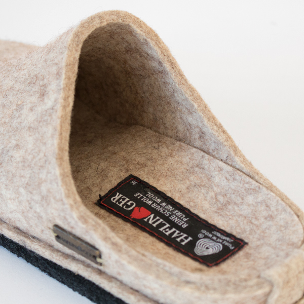 足入れ部分は甲が高い人も履けるようにゆったりとしています