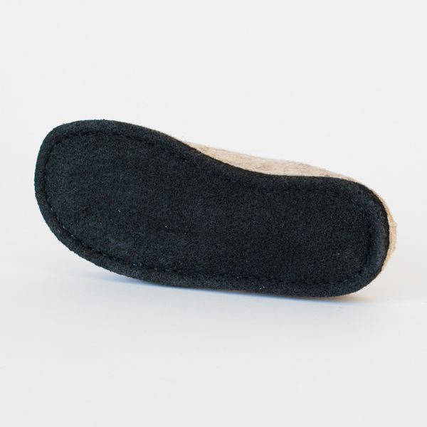 ソールにはラテックスコーティングが施されており、フローリングでも滑りにくいです