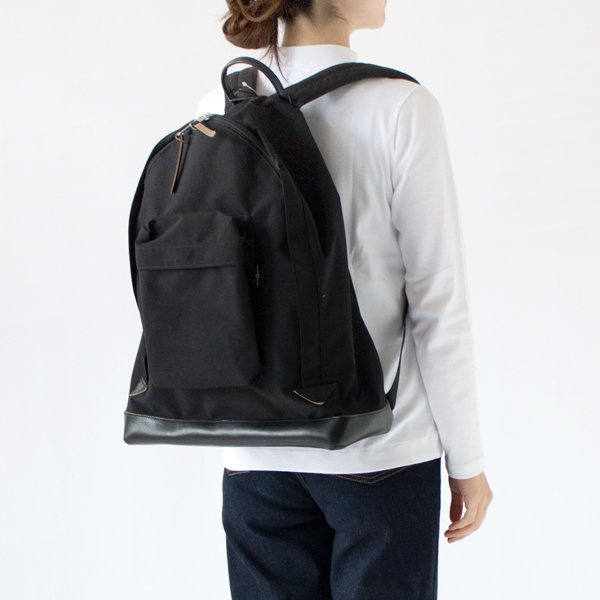 同系色のレザーを使うことで生まれる美しい質感のコントラスト(BLACK)
