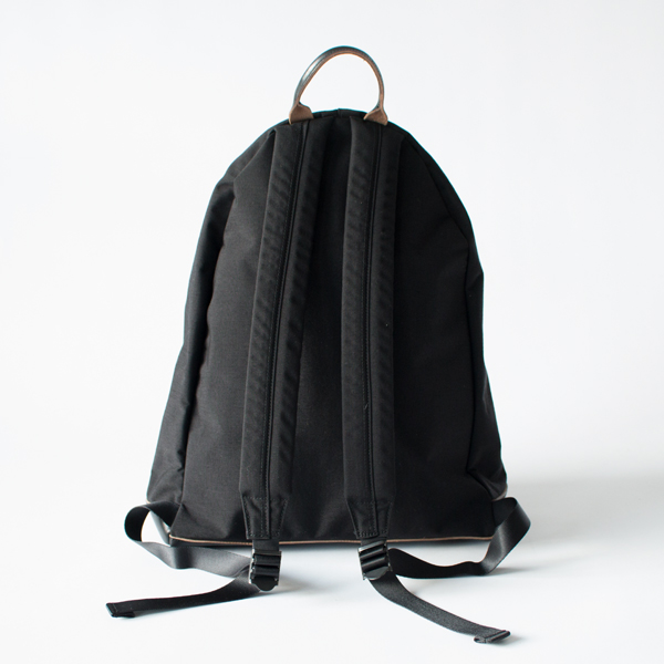 レザーの風合いに寄せた滑らかな質感のショルダーストラップ(BLACK)