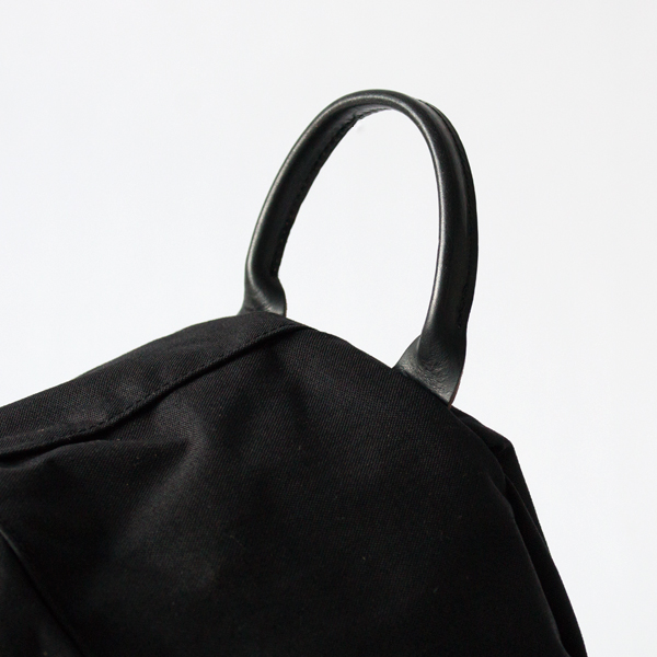 使う度に手に馴染んでいくレザーの持ち手(BLACK)
