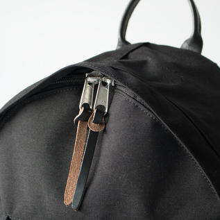 ストラップにもレザーが使われています(BLACK) ストラップにもレザーが使われています(BLACK)
