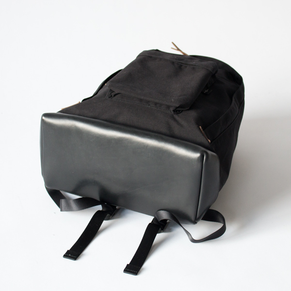 ボトムには撥水性の高い堅牢なクロームエクセルレザーを(BLACK)