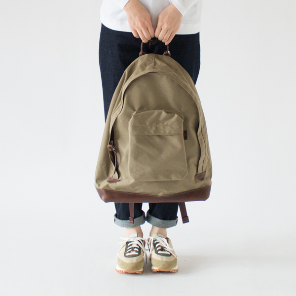 根強い人気のあるティアドロップ型のデイパック(DARK BEIGE)