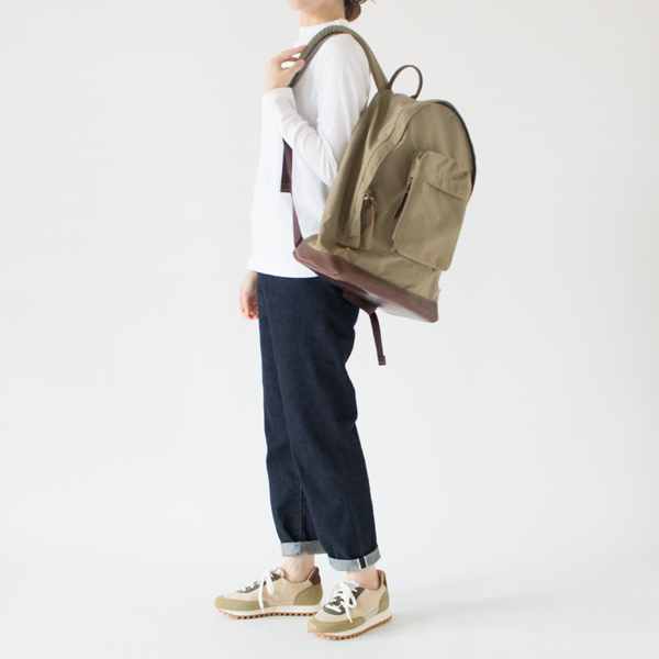 70年代のクラシックアウトドアを意識したデザイン(DARK BEIGE)