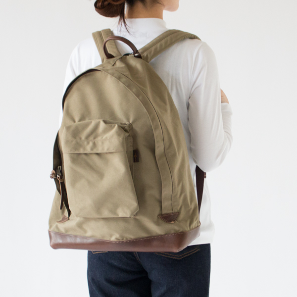 レザーとナイロン生地のカラーバランスも素敵です(DARK BEIGE)