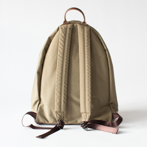 レザーの風合いに寄せた滑らかな質感のショルダーストラップ(DARK BEIGE)