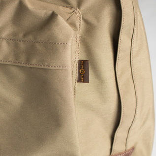 前面のサブポケットにはロゴ入りタグがついています(DARK BEIGE) 前面のサブポケットにはロゴ入りタグがついています(DARK BEIGE)