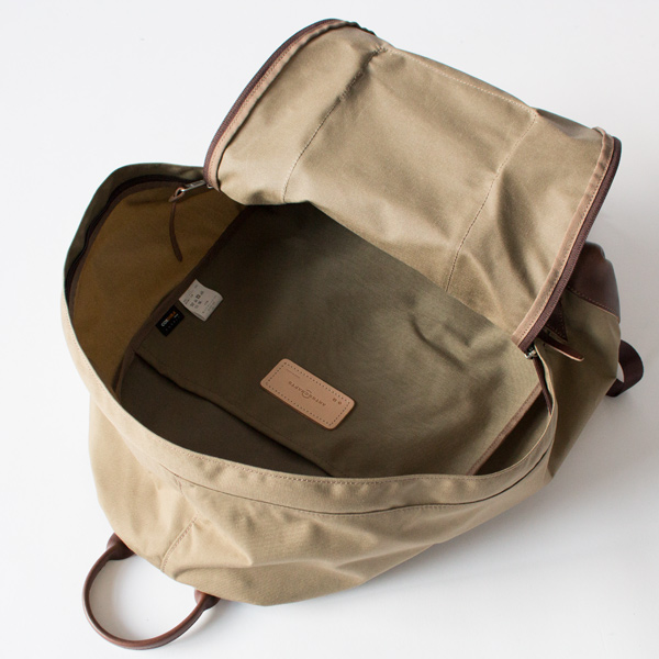 大きく開けられ使いやすいメインスペース(DARK BEIGE)