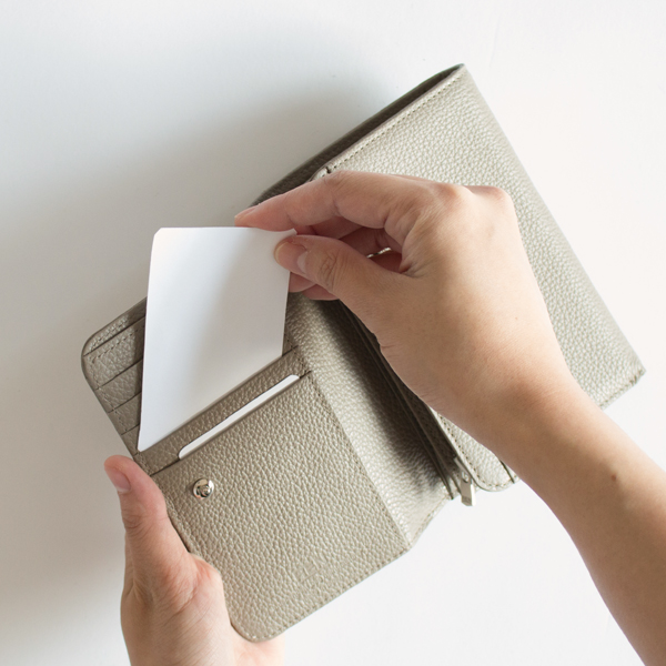 出し入れのしやすいカードスロットには、よく使うカードを入れて(ALMOND GRAY) 出し入れのしやすいカードスロットには、よく使うカードを入れて(ALMOND GRAY)