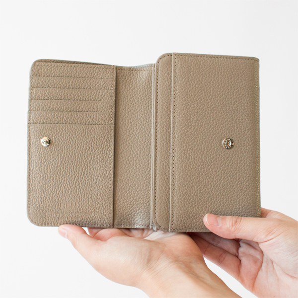 お札・カード・小銭入れ、それぞれを広々と使える二つ折り財布(ALMOND GRAY) お札・カード・小銭入れ、それぞれを広々と使える二つ折り財布(ALMOND GRAY)