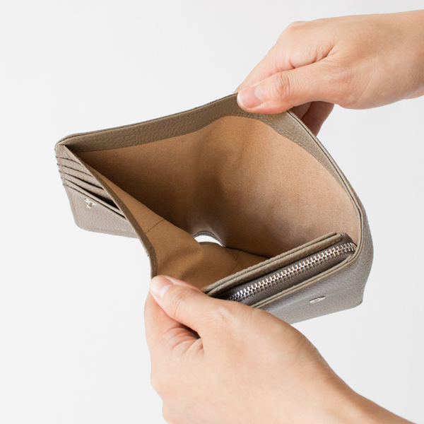 紙幣やチケットを伸ばした状態で収納できるゆったりとしたスペース(ALMOND GRAY) 紙幣やチケットを伸ばした状態で収納できるゆったりとしたスペース(ALMOND GRAY)