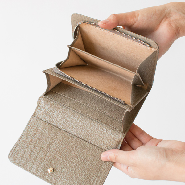30枚ほどコインを入れても余裕のある仕切り付きのコインスペース(ALMOND GRAY) 30枚ほどコインを入れても余裕のある仕切り付きのコインスペース(ALMOND GRAY)