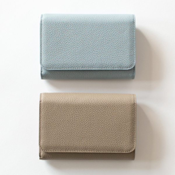 二つ折り財布にたっぷりの収納力を持ち合わせています 二つ折り財布にたっぷりの収納力を持ち合わせています