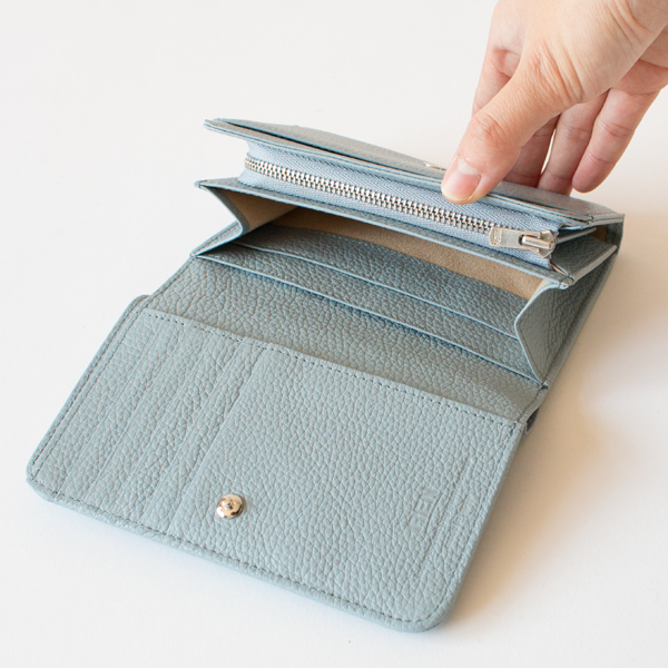 小銭入れのサイドにもカードスロットがついています(BLUE HAZE) 小銭入れのサイドにもカードスロットがついています(BLUE HAZE)