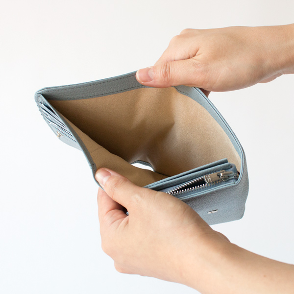 紙幣やチケットを伸ばした状態で収納できるゆったりとしたスペース(BLUE HAZE) 紙幣やチケットを伸ばした状態で収納できるゆったりとしたスペース(BLUE HAZE)