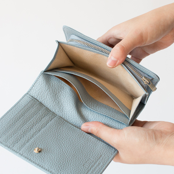 肉厚な革質ながら、しなやかで柔らかいGREGO(BLUE HAZE) 肉厚な革質ながら、しなやかで柔らかいGREGO(BLUE HAZE)