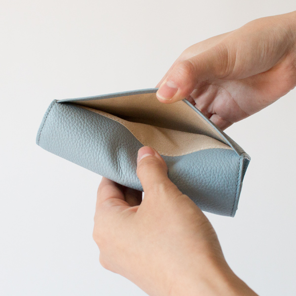 財布の背面にもサブポケットが付いています(BLUE HAZE) 財布の背面にもサブポケットが付いています(BLUE HAZE)