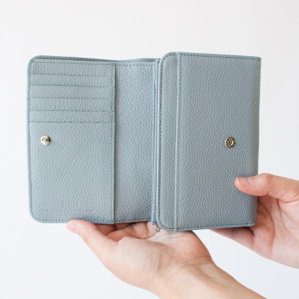 お札・カード・小銭入れ、それぞれを広々と使える二つ折り財布(BLUE HAZE) お札・カード・小銭入れ、それぞれを広々と使える二つ折り財布(BLUE HAZE)