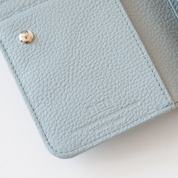 さり気ないこだわりを感じさせるブランドロゴ入り(BLUE HAZE) さり気ないこだわりを感じさせるブランドロゴ入り(BLUE HAZE)