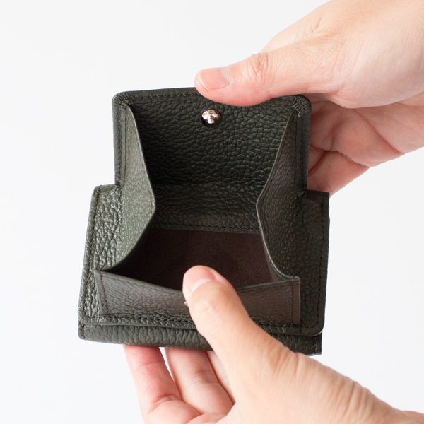 スナップボタンをぱかっと開くと、ボックス型に大きく広がり、コインが見やすくなっています(Loden)