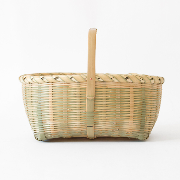 色の変化を楽しめる真竹でつくられた持ち手付きのかごです 色の変化を楽しめる真竹でつくられた持ち手付きのかごです